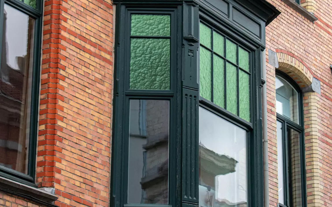 De erker met groen kathedraalglas