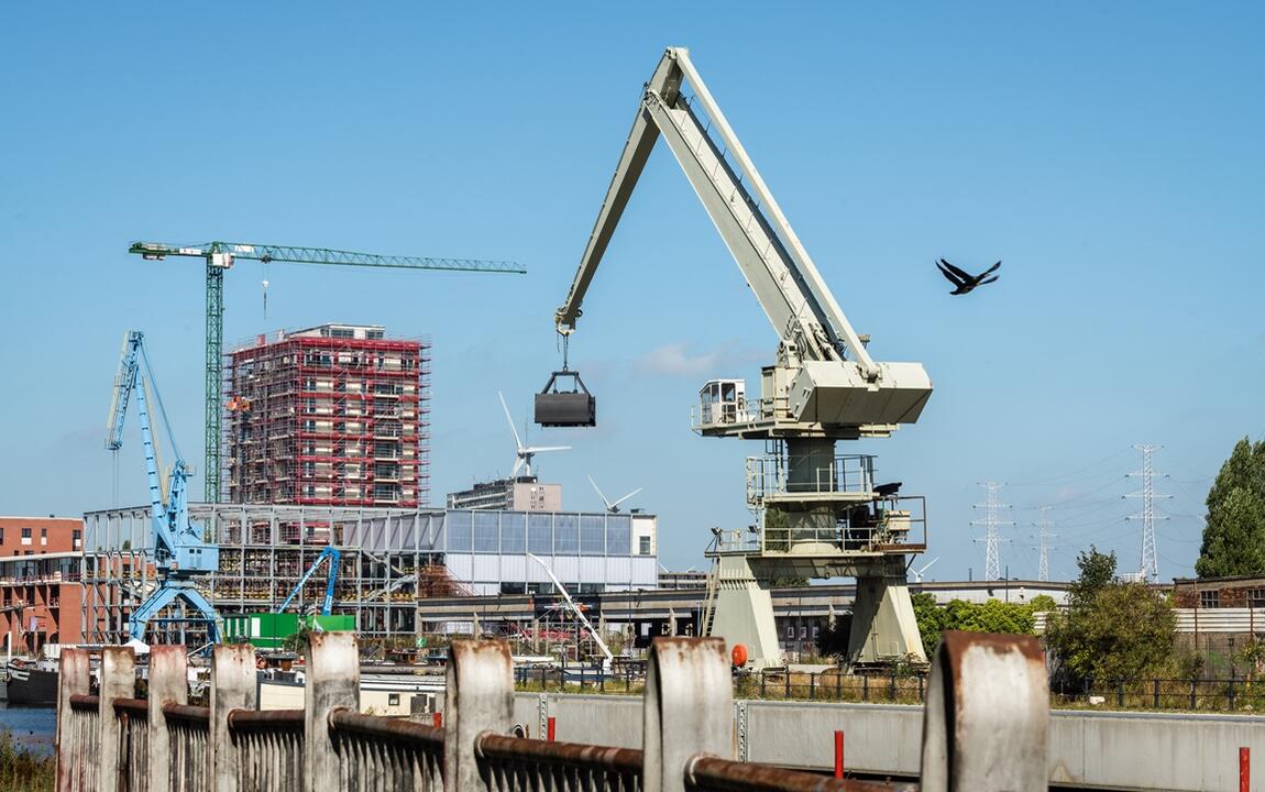 Zicht op de Schipperskaai en sobemai kraan