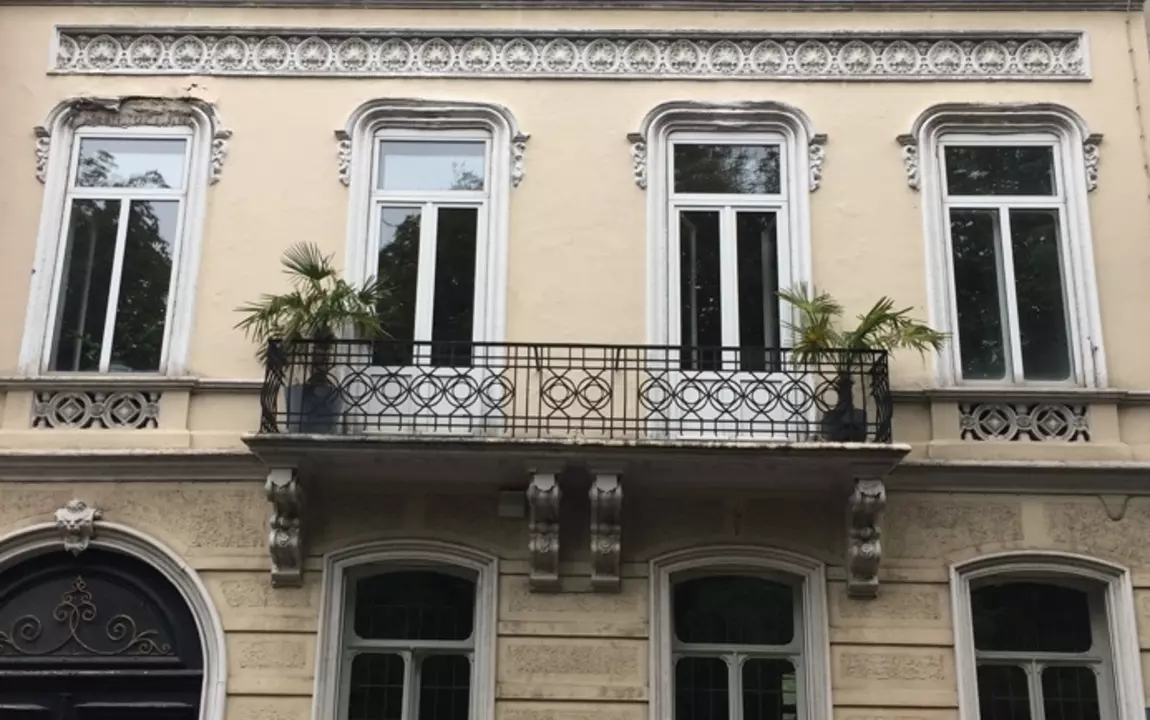 De hoofdgevel voor restauratie