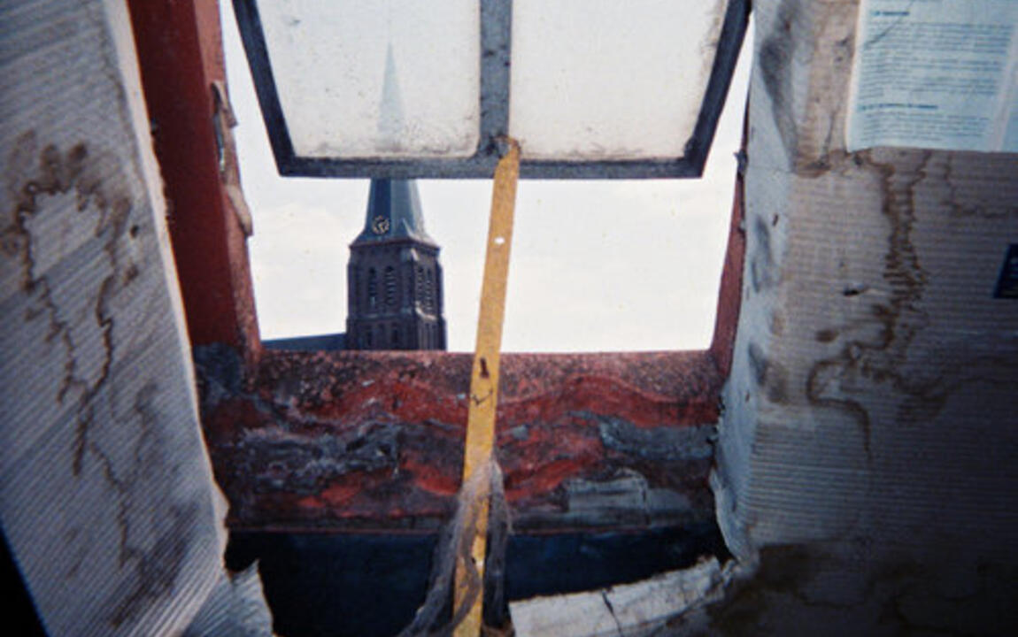 open venster met zicht op kerktoren