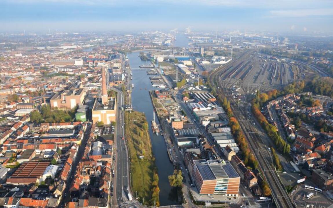 Luchtfoto van de projectsite voor de onderwijscampus op Dok Zuid