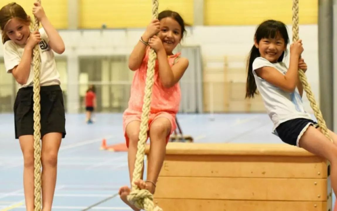UiTPAS - Meisjes aan klimtouw (c) Sportdienst Gent