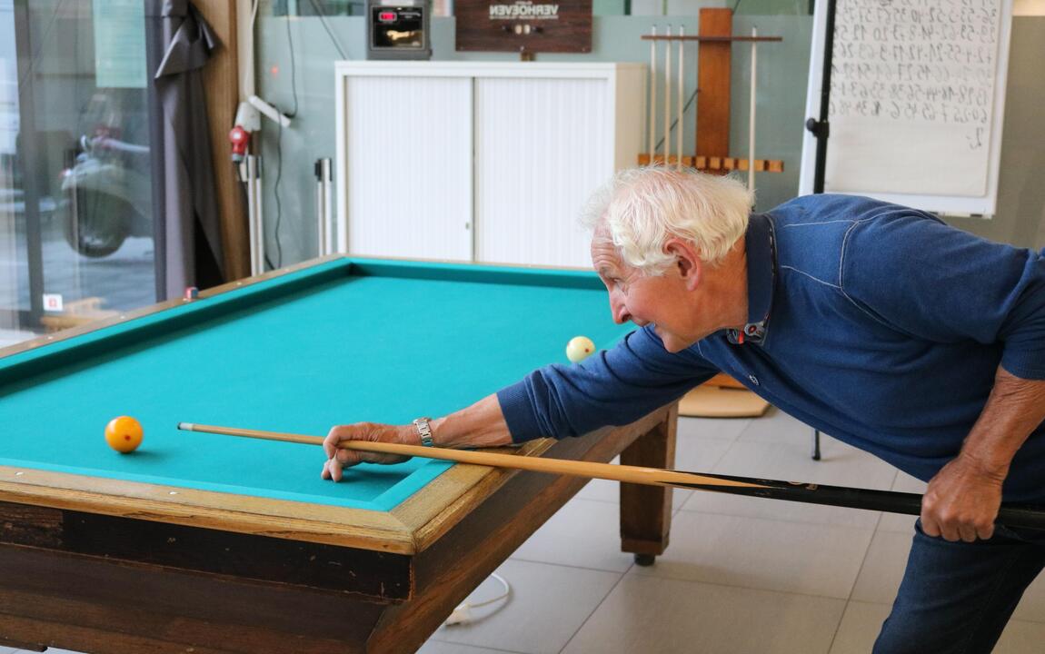 senior aan het biljarten