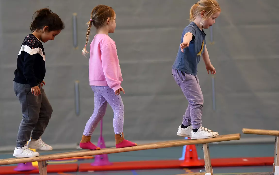 3 kindjes die op een zweedse bank lopen