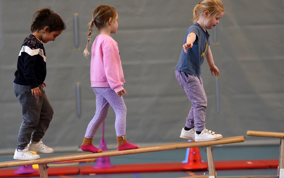 3 kindjes die op een zweedse bank lopen
