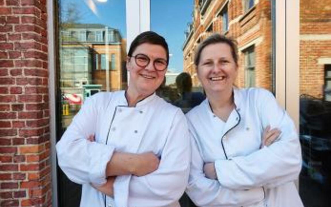 Twee koks voor Restaurant Arbed, een van de negen erkende sociale restaurants in Gent