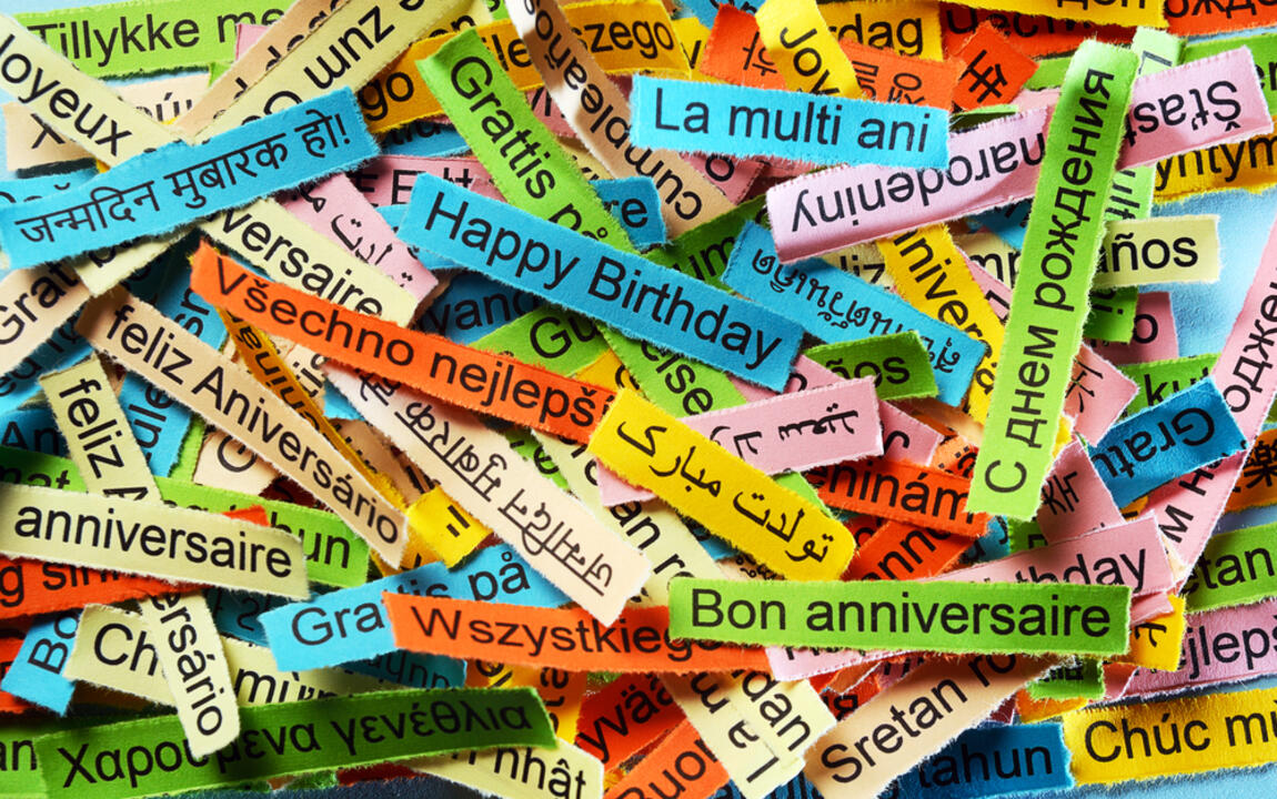 foto van strookjes met 'gelukkige verjaardag' op in verschillende talen