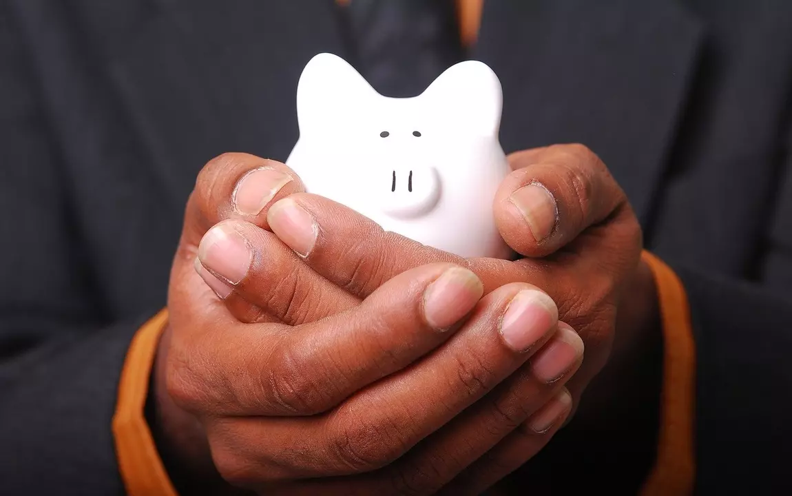 twee handen met spaarvarken