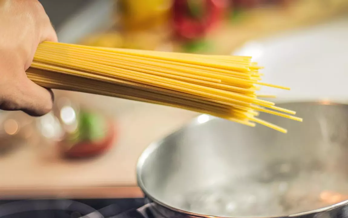 Spaghetti in water gooien
