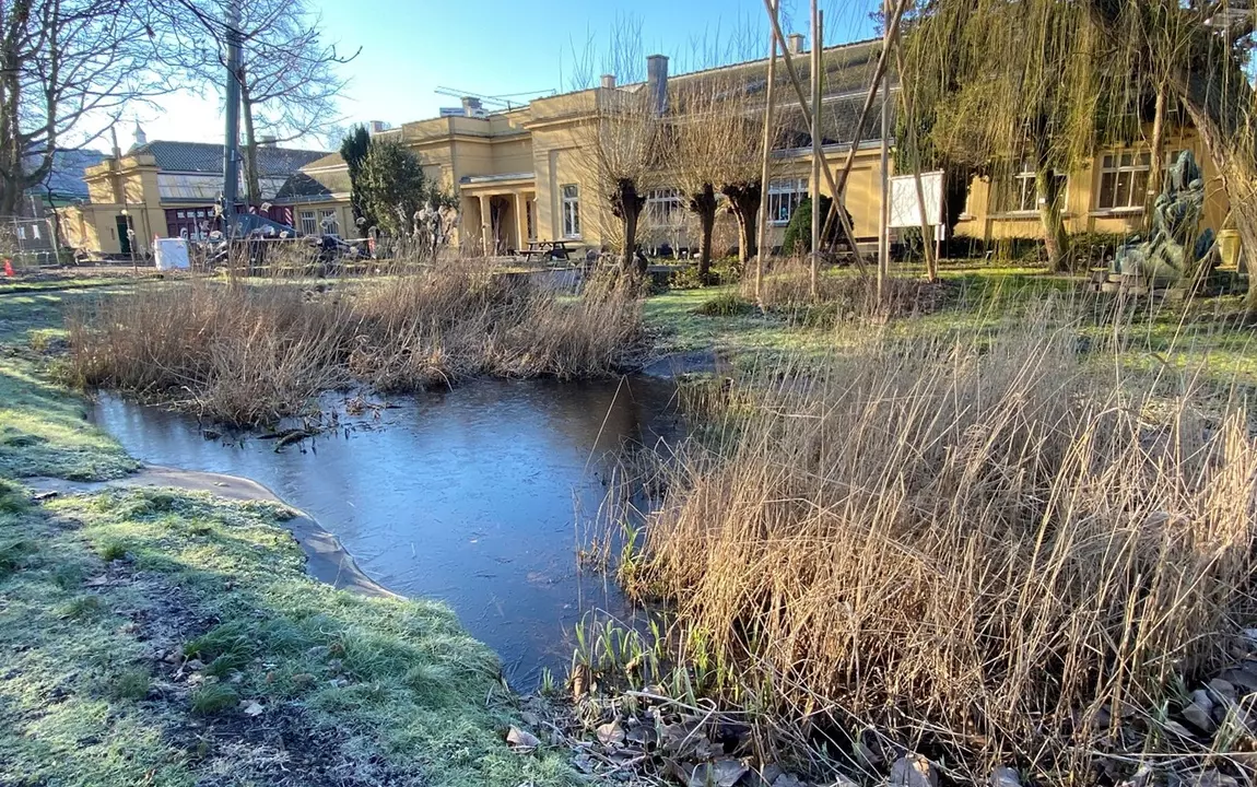 De vijver voor de restauratie