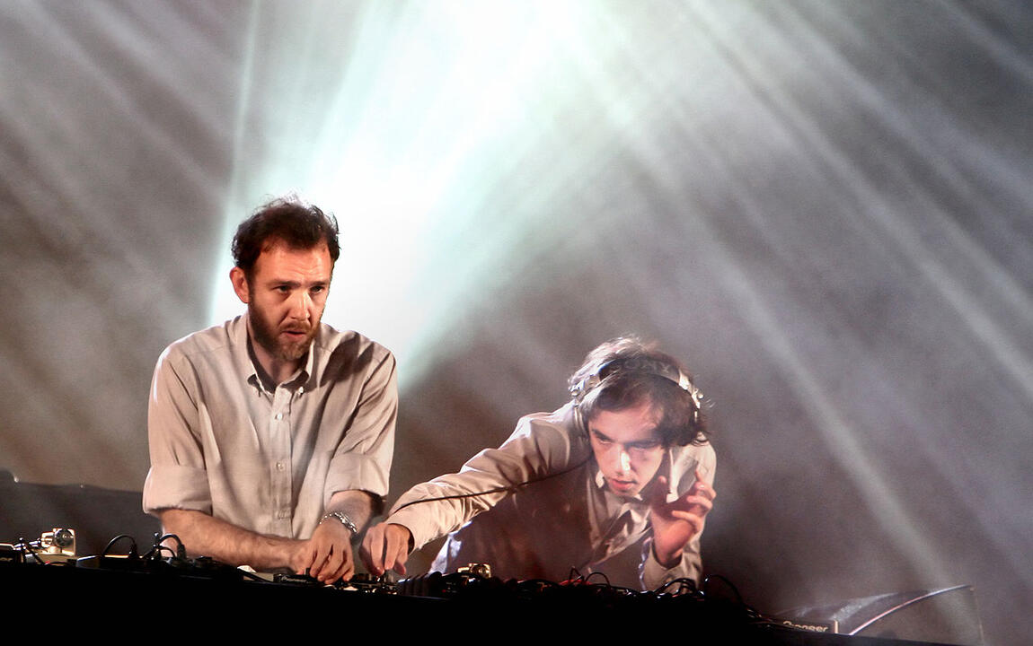 © 2ManyDJs