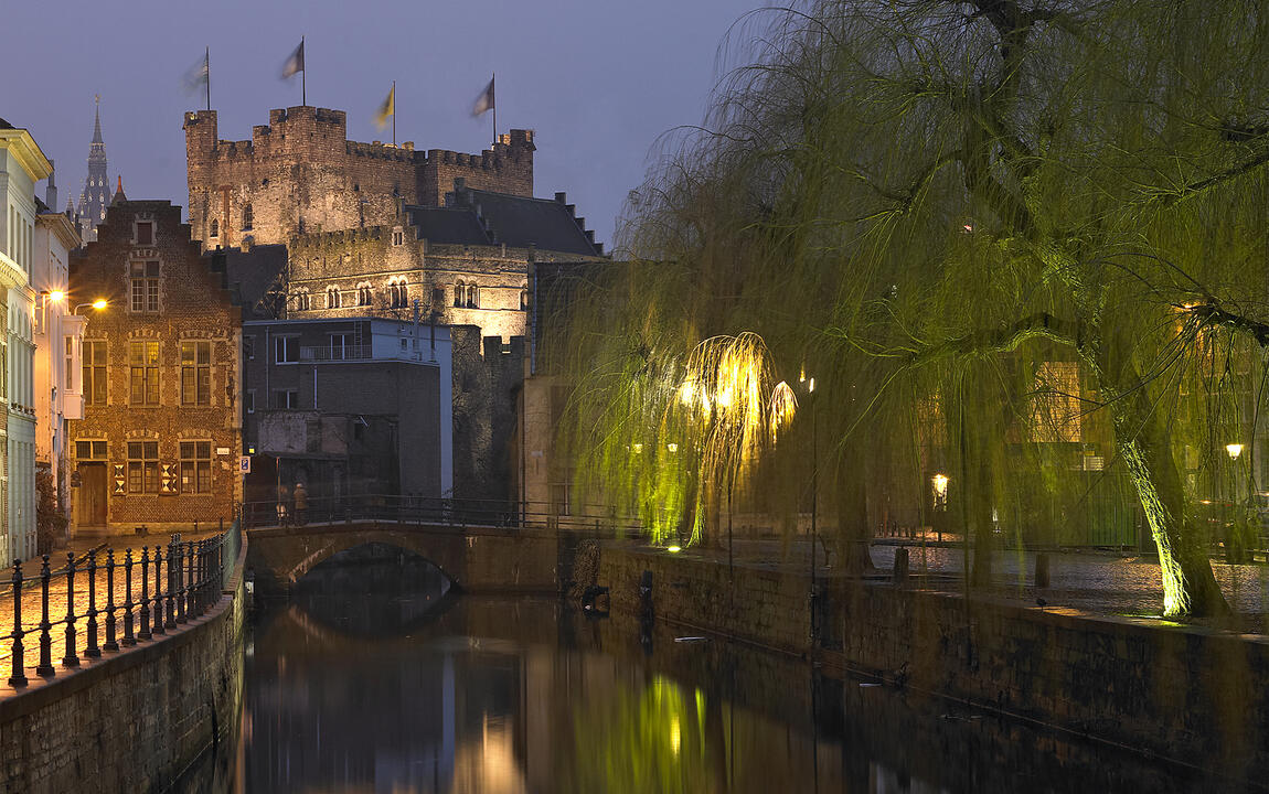 Verlichte Gravensteen vanaf de Lievekaai gezien