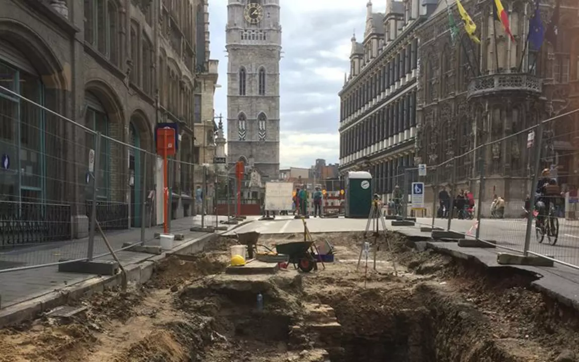 Het Belfort en het Stadhuis, met op de voorgrond de opgravingen in de Belfortstraat