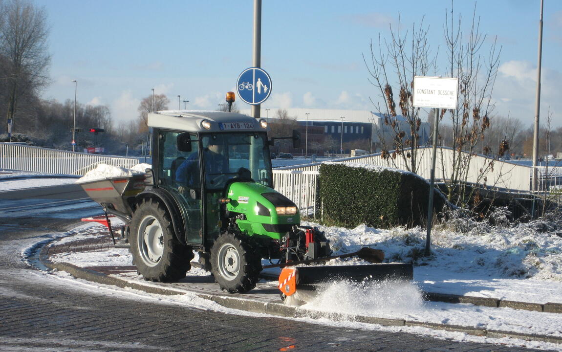 Fietspadstrooier aan het werk