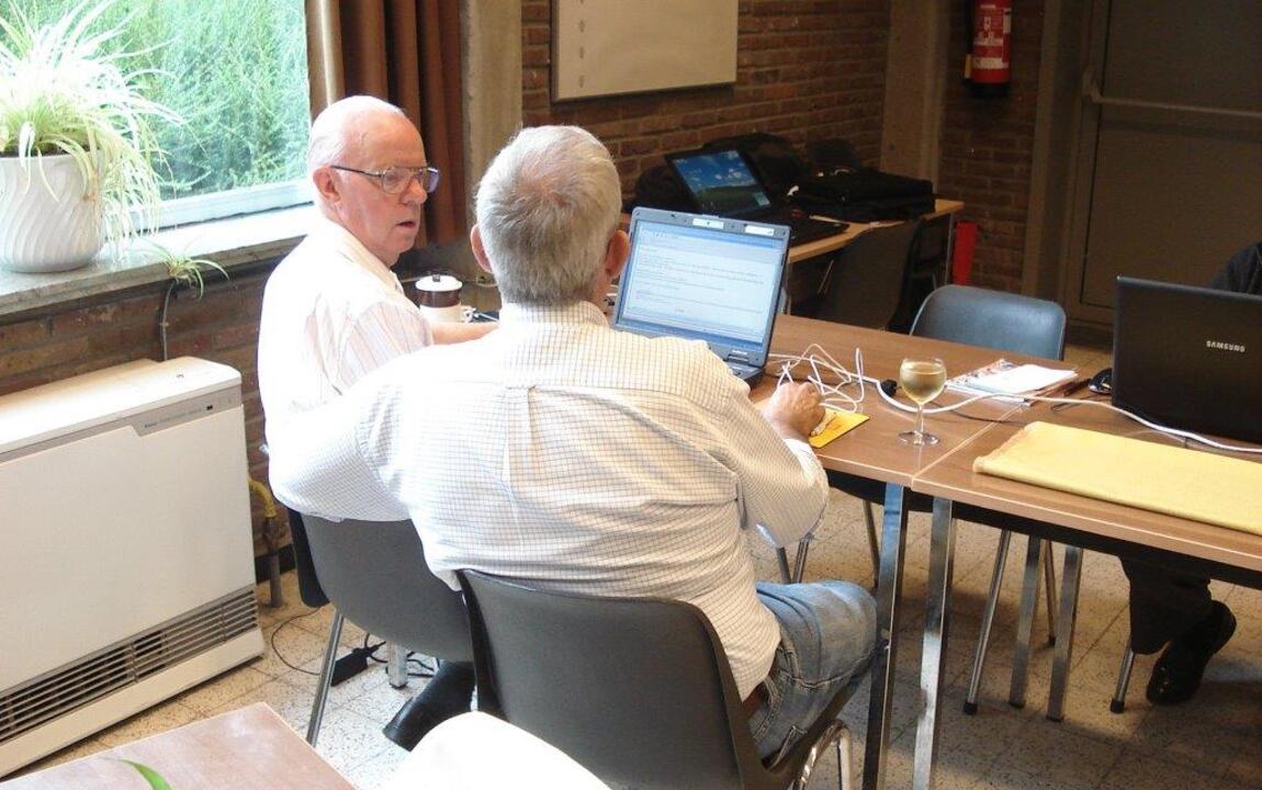 In de Open Huizen zijn de senioren welkom bij de computerbuddy van dienst om hen wegwijs te maken in de digitale wereld