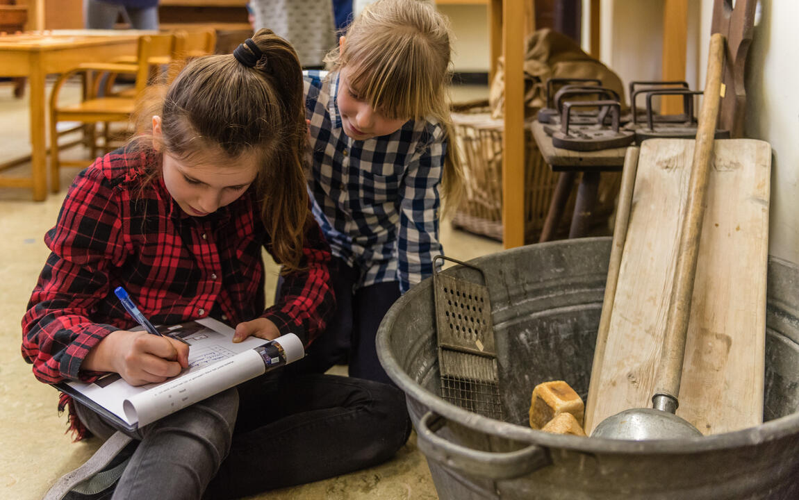 Kinderen op bezoek in de School van Toen