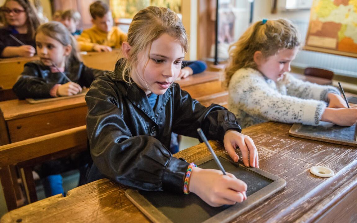 Met lei en griffel schrijven in de School van Toen