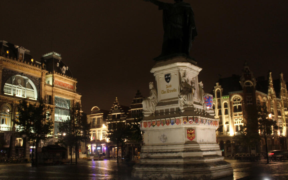 Verlichte standbeeld Jacob Van Artevelde