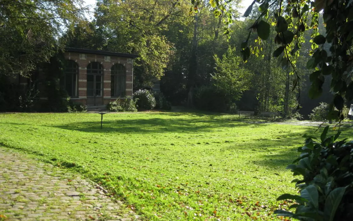 zicht op een bijgebouw in het park