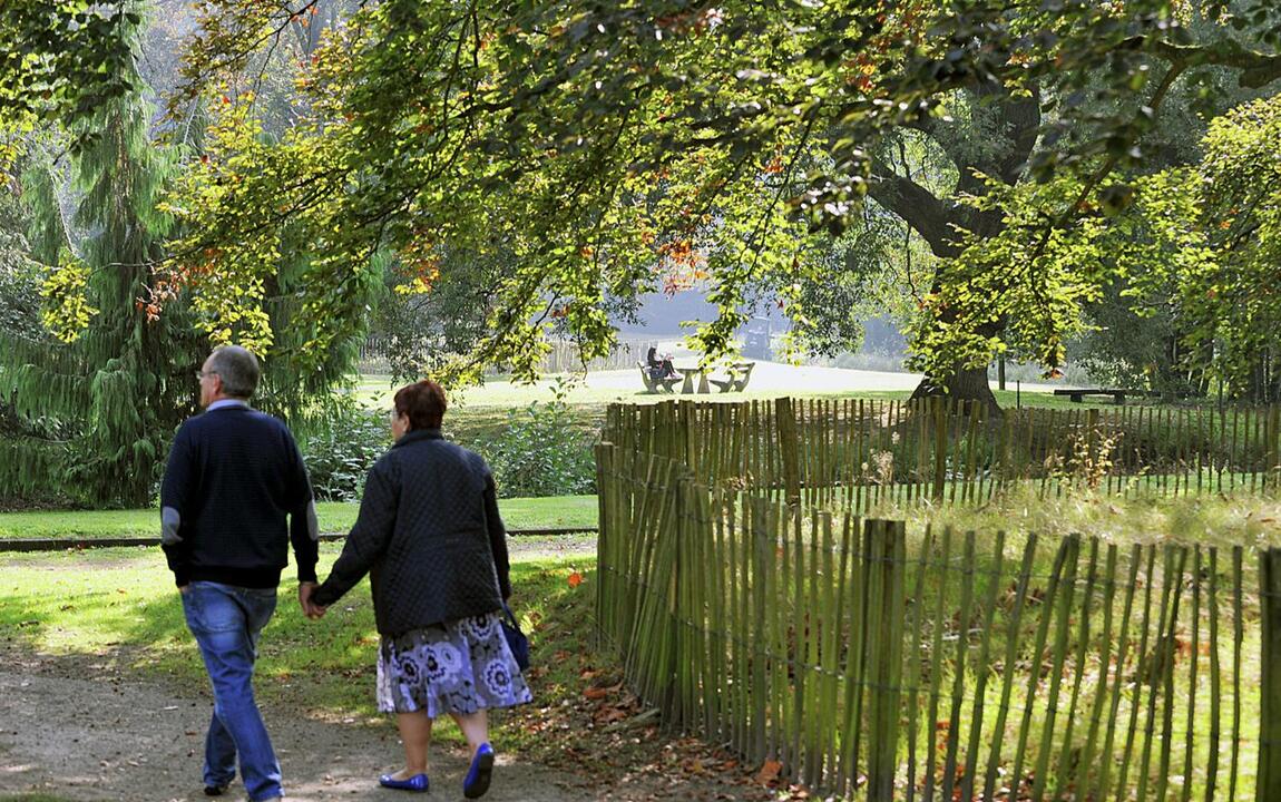 wandelaars in het Maaltebruggepark