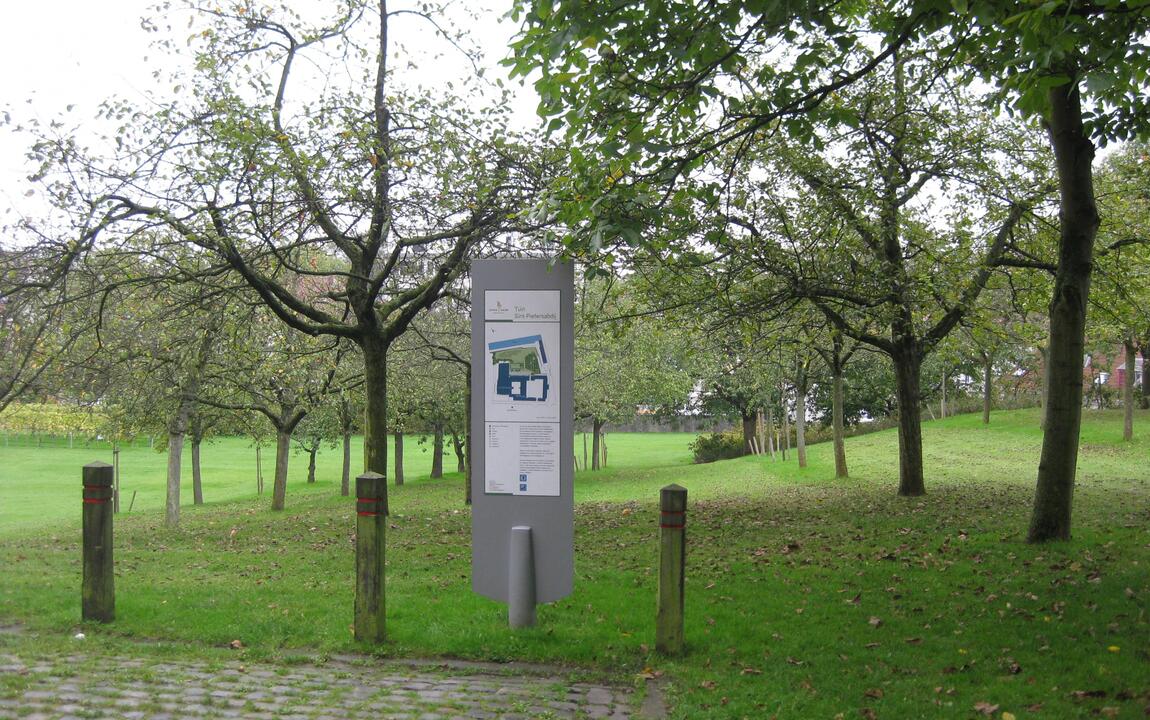 infobord in tuin van de Sint-Pietersabdij