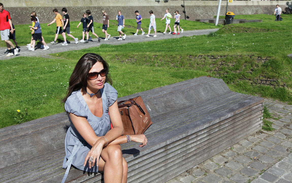 zonnende dame op het Veermanplein