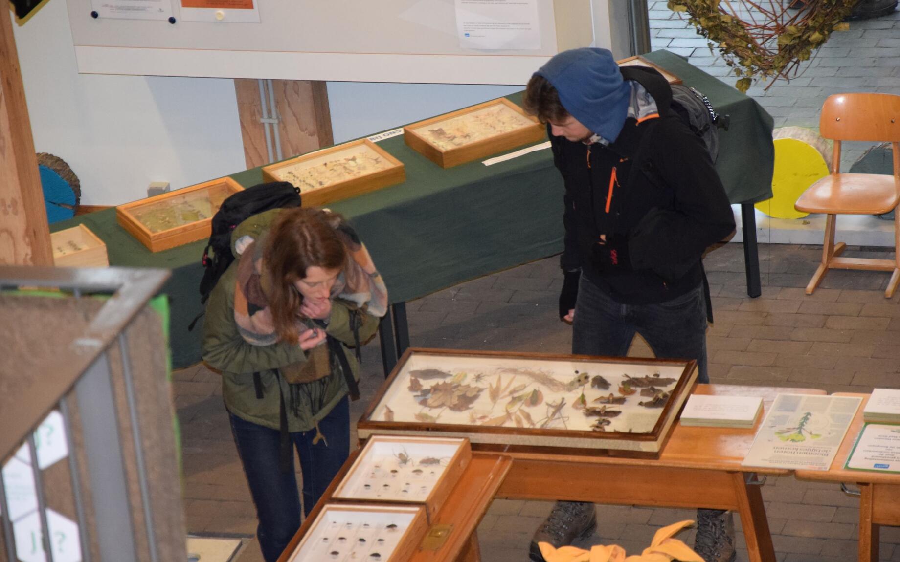 bezoekers in de tijdelijke tentoonstelling in het natuurcentrum Jan Hublé