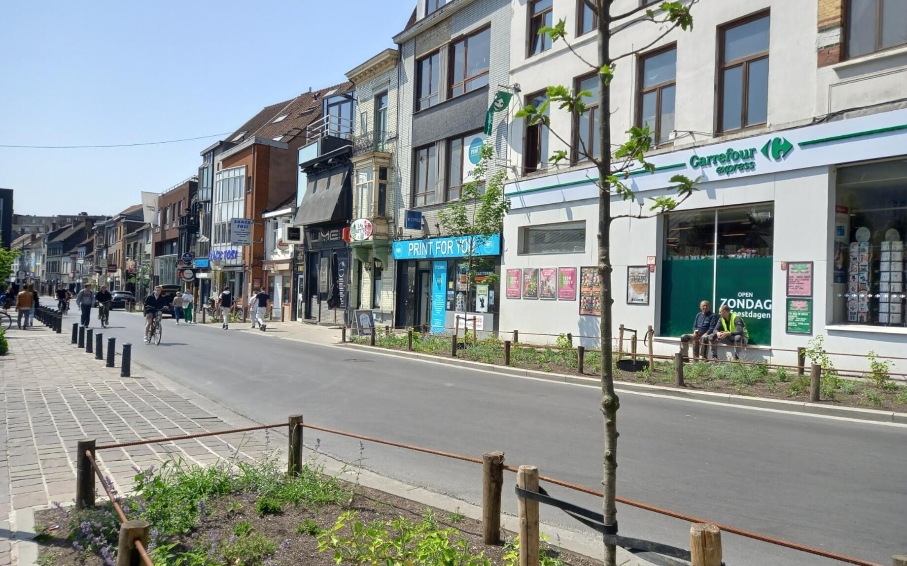 Heraangelegde Overpoortstraat met straatgroen