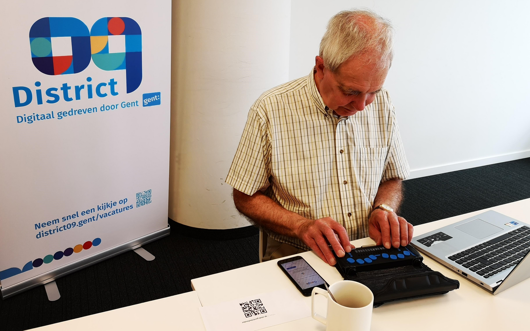 Gentenaar Herman probeert de nieuwe web-app uit met zijn brailletoetsenbord