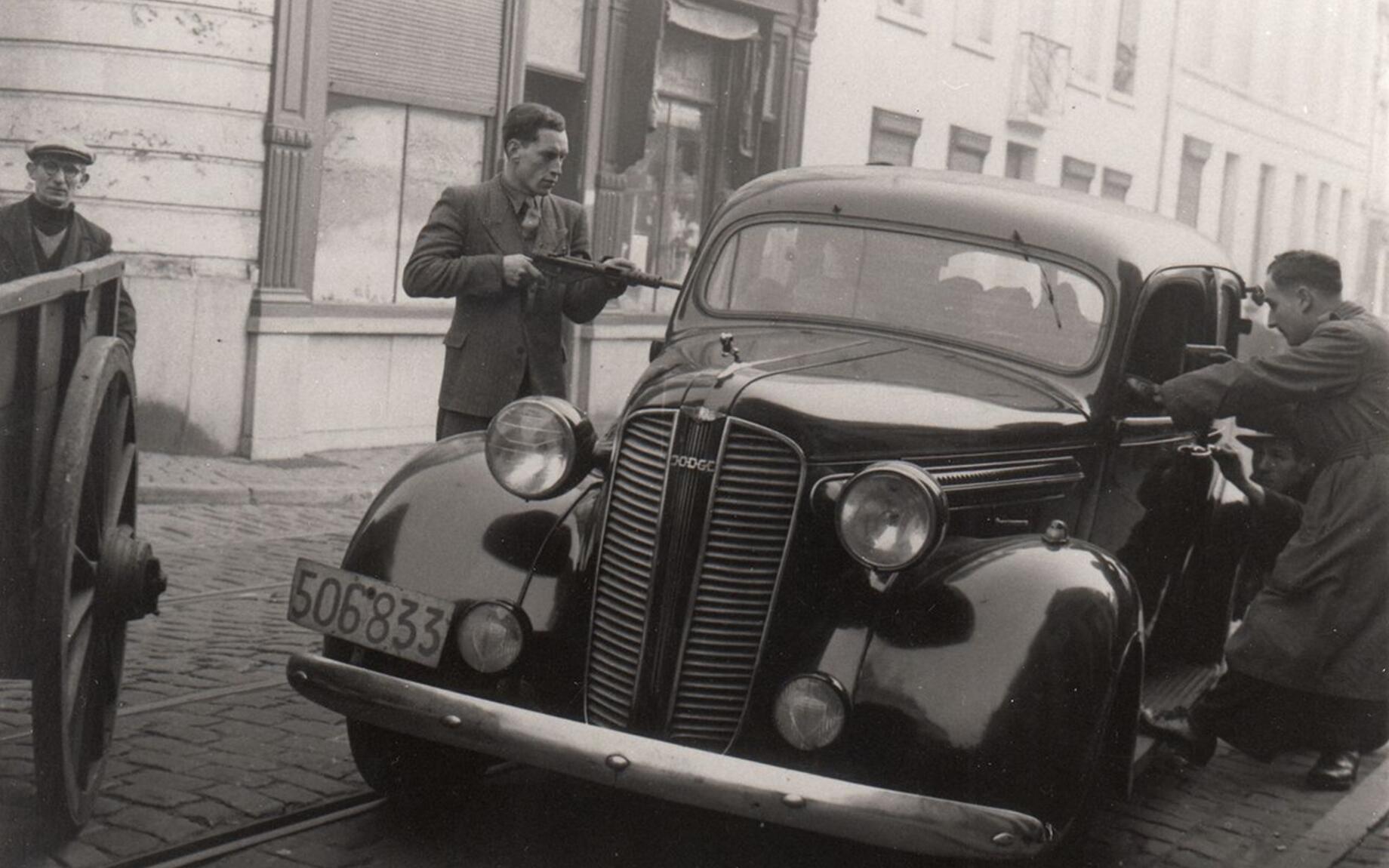  Jean Duhamel helpt Albert Mélot uit de auto van de Feldpolizei te stappen.