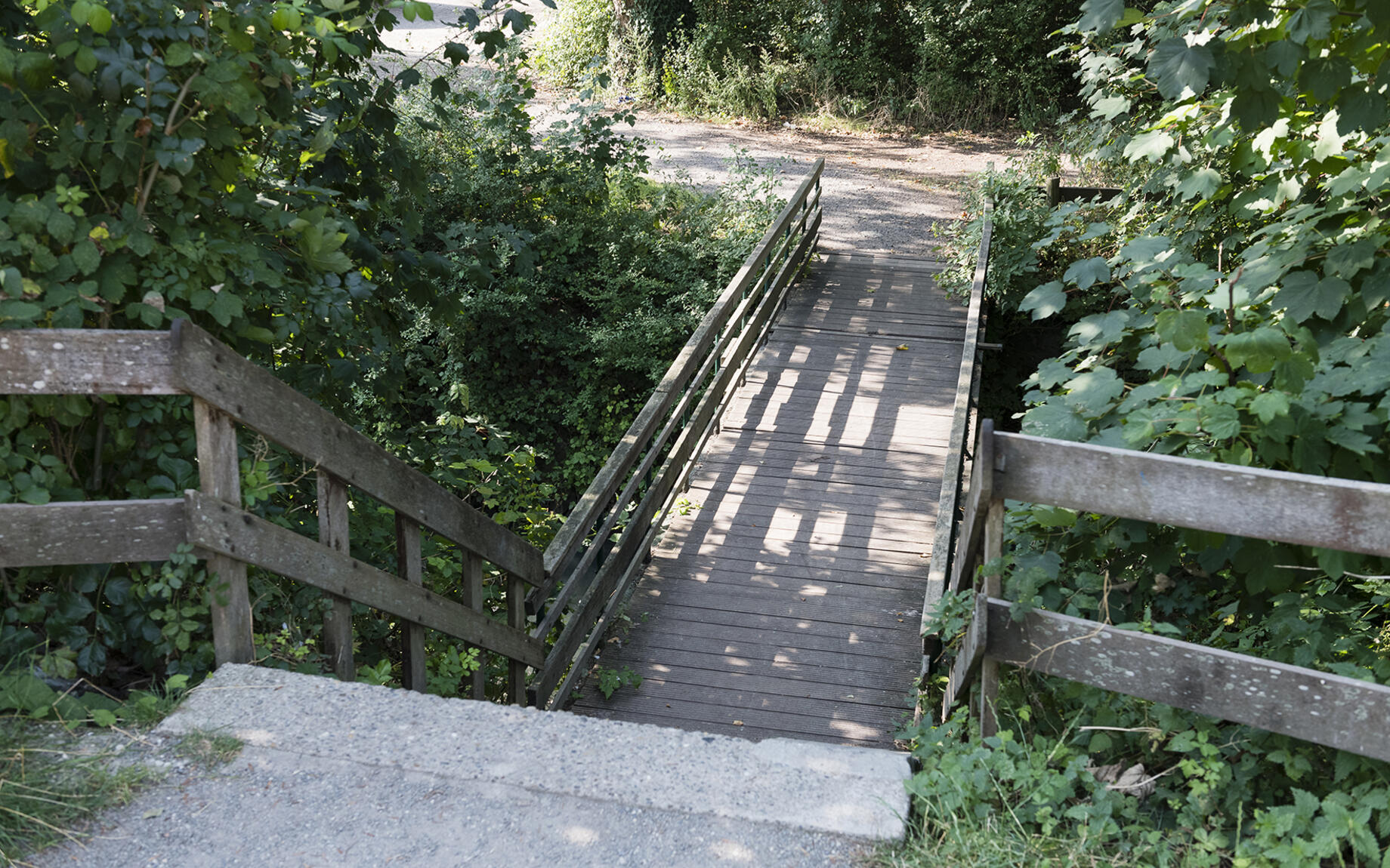 De oude brug over de Leebeek wordt vervangen