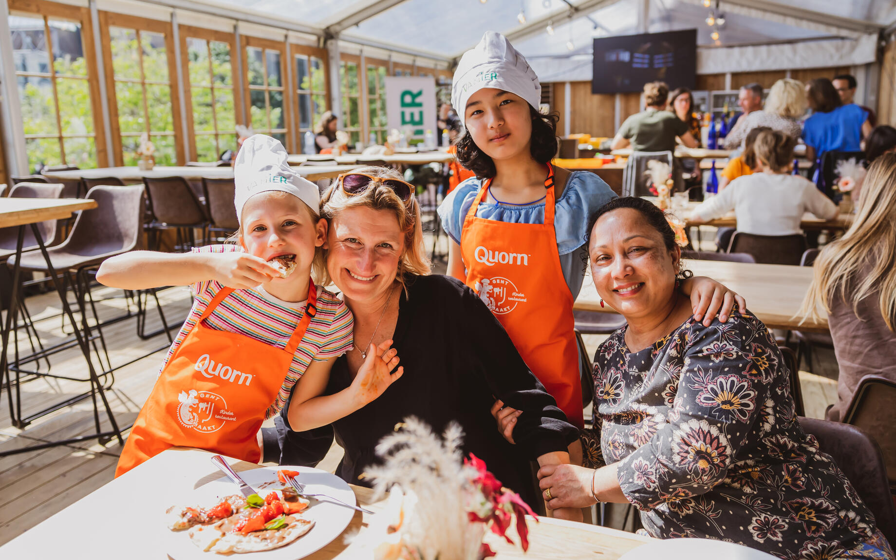 Mensen die eten in het kinderrestaurant op het culinair festival Gent Smaakt