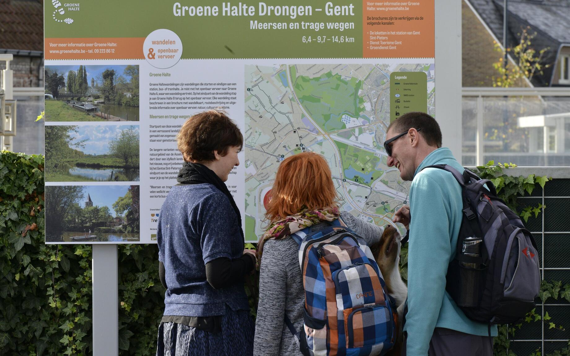 wandelaars bekijken het infobord van de groenehaltewandeling