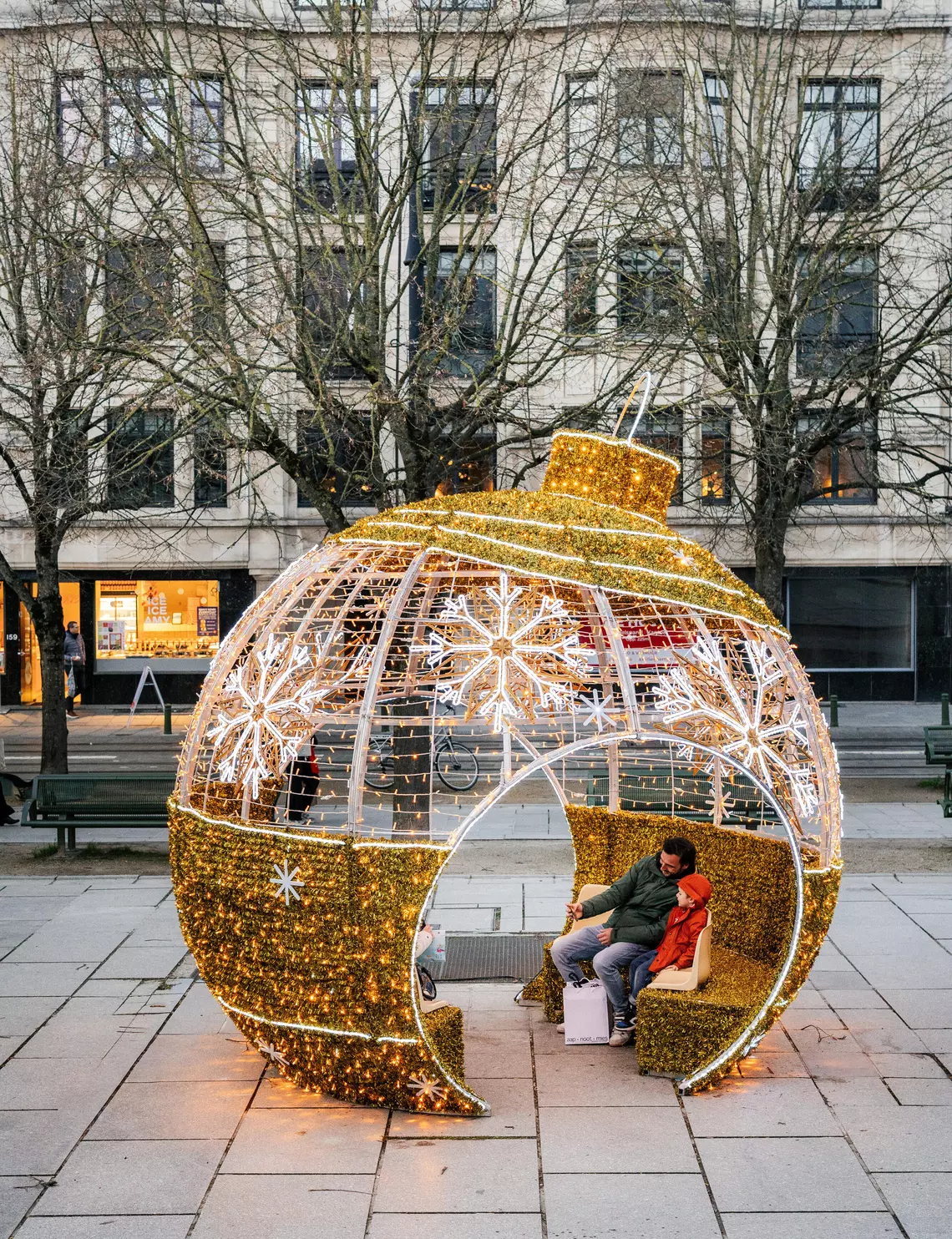 Reuzenkerstbal op de Kouter
