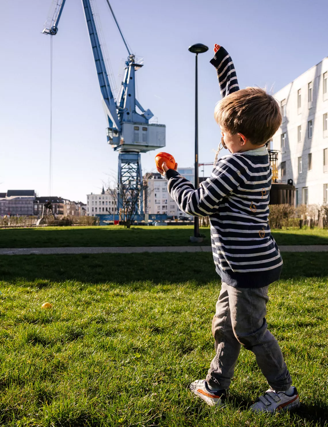 Spelende jongen aan Dok Noord