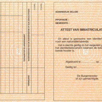 Foto van een oranje kaart of attest van immatriculatie