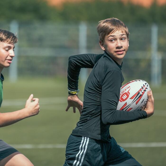 Twee kinderen die rugby spelen