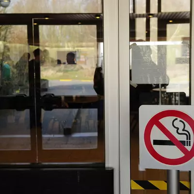 Foto van een verbodsteken (stoppen met roken)