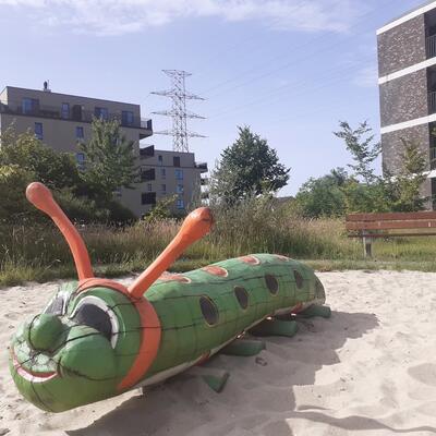 Houten rups in speelzone voor allerkleinsten in groenzone Gaverbulk