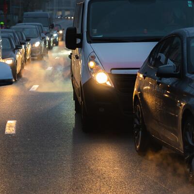 Auto's in file met uitlaatgassen