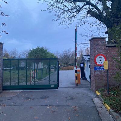 poort Leliestraat op Westerbegraafplaats half open voor voetgangers en fietsers