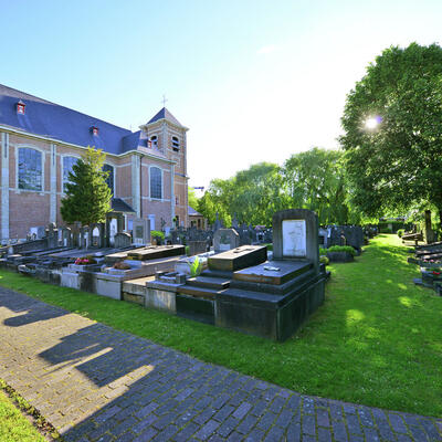 graven naast de kerk op de Vroonstalledries