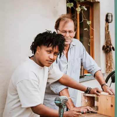 Jan en Henok samen aan een werkbank