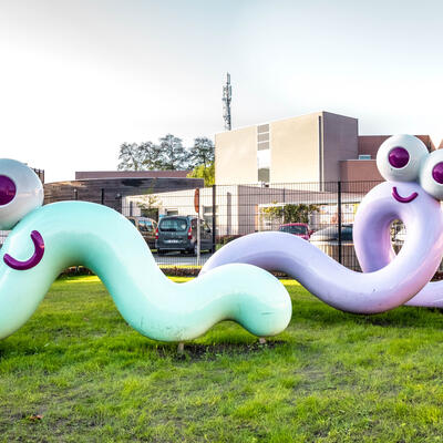 Twee van de drie ‘squiggly friends’ in de tuin van het nieuwe kinderdagverblijf in Zwijnaarde