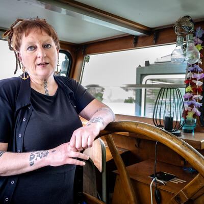 Ook Hetty, die een piercingatelier heeft in haar woonboot, heeft heel wat verhalen over de buurt