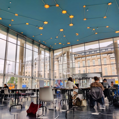 In de oude bibliotheek aan de Zuid kunnen studenten blokken onder een 'sterrenhemel'