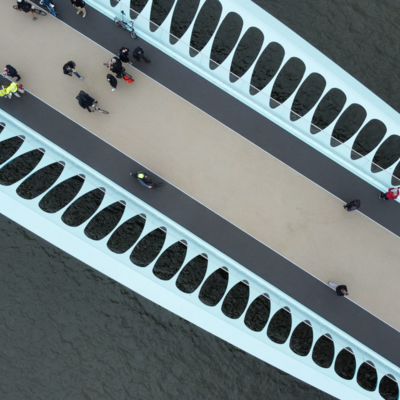 De eerste fietsers op de nieuwe brug over de Watersportbaan