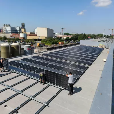 De zonnepanelen worden gelegd op een stadsdepot in de Proeftuinstraat
