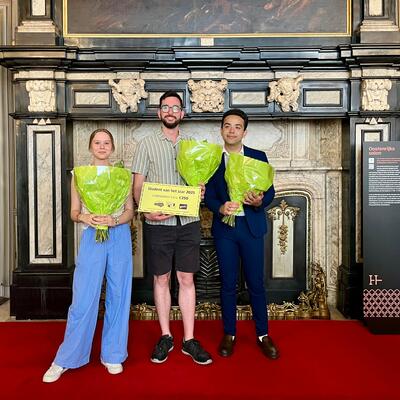 Winnaar Robbe Keppens in het midden, met links Kiara Vansimaeys en rechts Illia Galilpoor, laureaten