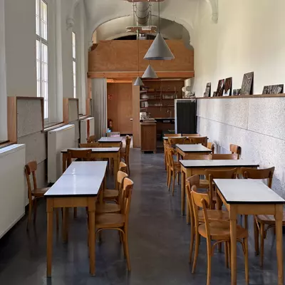 De oude kloostergang is een restant van het 'Klooster van Deynze'